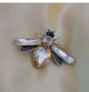 Detailaufnahme Kristall Biene Brosche, glänzendes Strass Insekt Accessoire für Damen Mantel.