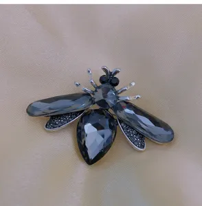 Elegante Kristall Bienen Brosche, dunkelgraue Strass Insekten Korsage für Damen Mantel Anzug.
