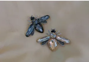 Detaillierte Nahaufnahme von exquisiten Kristall-Bienenbroschen mit funkelnden Strasssteinen.