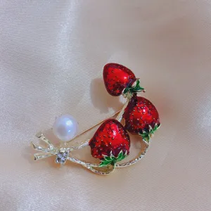 Gedetailleerde close-up van een zoete aardbei parel geëmailleerde broche, elegant bloemaccessoire.