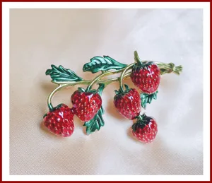 Charmant emaille aardbei broche detail, schattig rode fruit en groene bladeren sieraden.