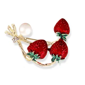Elegante rode geëmailleerde aardbei broche met parel kristal voor dames mode accessoire.
