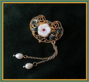 Exquisite handgemachte Blumen-Metallbroche mit Perlenquasten fuer Hanfu und Qipao.