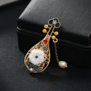 Detailansicht der chinesischen Pipa-Broschen mit Emailleblumen und hängender Perlenquaste.