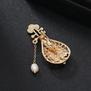 Goldene Pipa Brosche mit Perlenquasten Anhänger, traditioneller chinesischer Kleidungsschmuck.