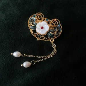 Handgemachte chinesische Retro Blume Perle Quaste Brosche Nadel für Hanfu und Qipao Outfits.