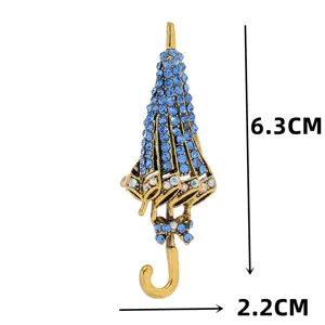 Exquisite blaue Strass Regenschirm Brosche Detailansicht, stilvolles goldfarbenes Accessoire.