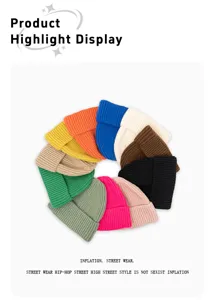 Détail de divers bonnets en tricot de couleur unie disposés en un cercle vibrant.