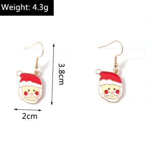 Dettaglio orecchini pendenti di Babbo Natale con misure di 3,8 cm di altezza e 2 cm di larghezza