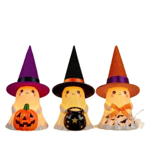 Set detallado de tres lindas figuras de fantasmas de Halloween en resina con luces cálidas