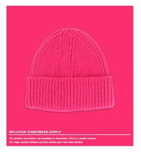 Vue détaillée de la texture tricotée côtelée rose vif d'un bonnet d'hiver chaud.