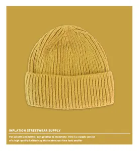 Gros plan sur la texture côtelée haut de gamme de ce bonnet classique en maille jaune.