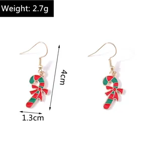Dettaglio orecchini a bastoncino di zucchero natalizio con altezza 4cm e peso 2,7g