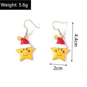 Dettaglio degli orecchini a stella di Natale sorridente con cappello di Babbo Natale
