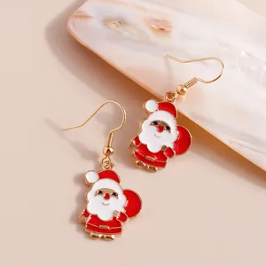Dettaglio di orecchini a monachella Babbo Natale in smalto con ganci dorati.