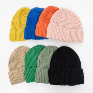 Collection de bonnets tricotés colorés pour l'hiver, bonnets chauds unis simples