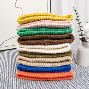 Pile de bonnets en tricot épais et colorés pour la chaleur de l'automne et l'hiver