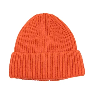 Bonnet en maille côtelée orange chaud avec revers pour les tenues d'automne et d'hiver.