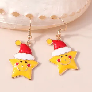 Dettaglio dei graziosi orecchini a stella con cappelli rossi di Babbo Natale festivi.