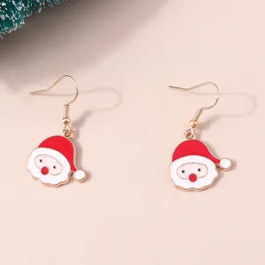 Dettaglio di orecchini natalizi dorati con Babbo Natale in smalto rosso e bianco