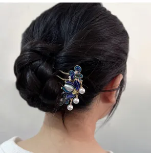 Vue détail d'une pince à cheveux vintage en émail bleu et perles pour coiffure Hanfu.