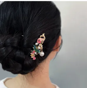 Détail de pince à cheveux pampille émail, idéale pour coiffure Hanfu et chignon.