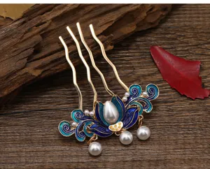 Vue détaillée du peigne à cheveux traditionnel chinois Hanfu avec fleurs bleues et perles.