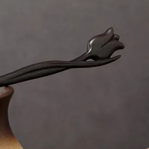 Forcina per capelli in legno di ebano intagliato a mano con design elegante di tulipano per stile.