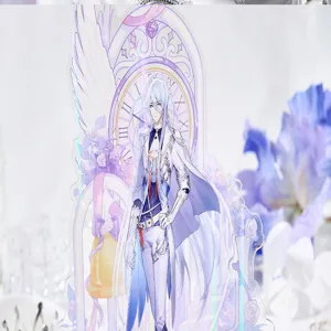 Nahaufnahme Detail des holografischen Acryl Anime Aufstellers mit Uhr und Blumen.