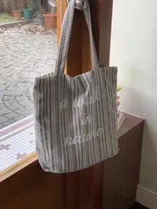 Sac cabas en toile à rayures noires et blanches, impression de lettres, sac porté épaule.