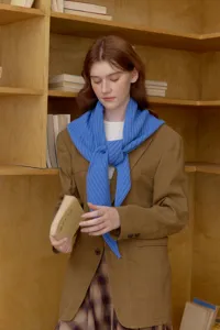 Bufanda pañuelo triangular de punto azul, tacto cachemir suave para moda de otoño.