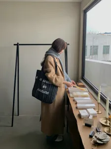 Sac cabas en toile à rayures et imprimé tendance, grande capacité pour utilisation quotidienne.