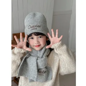Kinder Strickmütze und Schal Set, graue Winter warme bestickte Buchstaben Mütze und Kragen.
