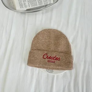 Kinder Winter Strickmütze mit stylischer Buchstabenstickerei, warme einfarbige braune Mütze.