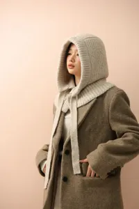 Strick Sturmhaube Kapuzen Schal fuer Damen warme Winter Mueutze mit Baendern beige Stueck Detail.