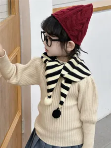 Lindo conjunto de gorro de punto y bufanda a rayas con pompón para niños en invierno.