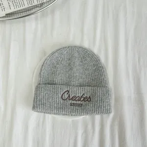 Graue kinder strickmütze mütze mit mode buchstaben stickerei, gemütliche winter kopfbedeckung.