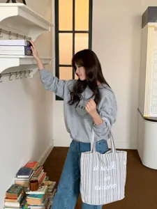 Sac cabas en toile épaule de haute texture, grand sac à main décontracté de mode pour femmes.