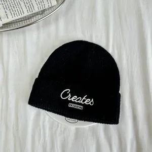 Schwarze Strickmütze für Kinder Herbst Winter warm bestickte Buchstaben lässig stylisch Mütze