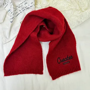 Roter Kinder Strickschal mit schwarzer Buchstabenstickerei, warme Wintermode Accessoire.