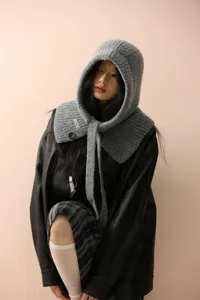 Detailansicht der stylischen koreanischen Strick-Balaclava Kapuze und Schal in weichem Grau.