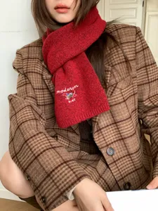 Acogedora bufanda de invierno de punto rojo con bonito bordado de teckel y suave lana.