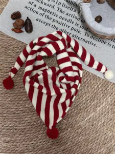 Lindo bufanda triangular tejida a rayas rojas y blancas para niños en invierno cálido
