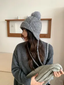 Gorro de punto gris estilo coreano con pompón, orejeras y cordones, cálido gorro de invierno.