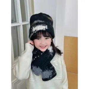 Nahaufnahme des kontrastfarbigen Strickmützen- und Schalsets für Kinder, kuschelig weich.