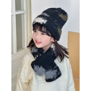 Kinder Strick Farbblock Wolle Mütze und Schal Detailaufnahme, warme Wintermode Set.