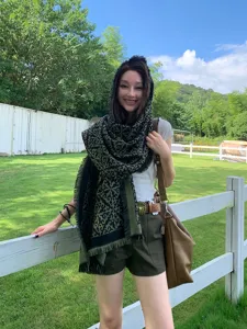 Ethonischer Stil gemusterter Winterschal mit Fransen, warmer Schal für Damen und Herren, dunkelgrün.