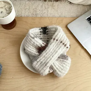 Gemütlicher Baby Strickwollschal, weiche Wolkenstruktur, warmer Winter-Halswärmer für Kleinkinder.