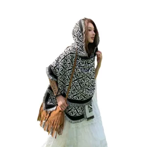Ethonischer Stil Kapuzenschal Schal, schwarz weißer warmer Quasten Poncho für Damen Winter.
