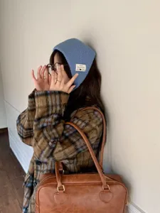 Koreanische Winter Strickmütze mit Ohrenschutzkappe, süßes Design für warme Damenmode im Alltag.